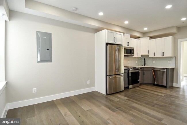Building Photo - 1803 1/2 Monroe St NE