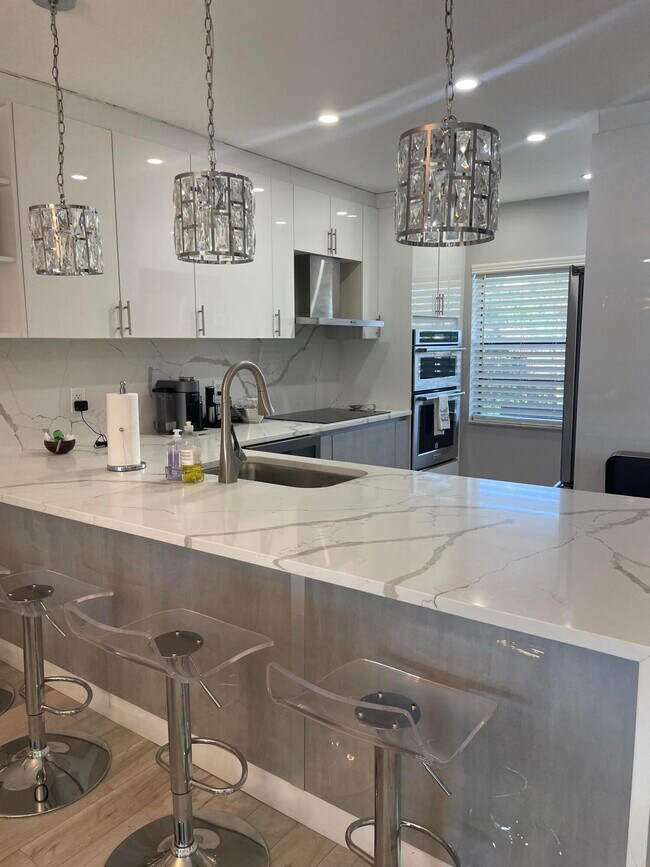Building Photo - 9299 Vista Del Lago