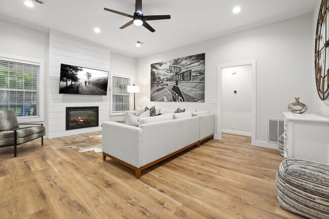 Building Photo - 304 Coachlight Dr