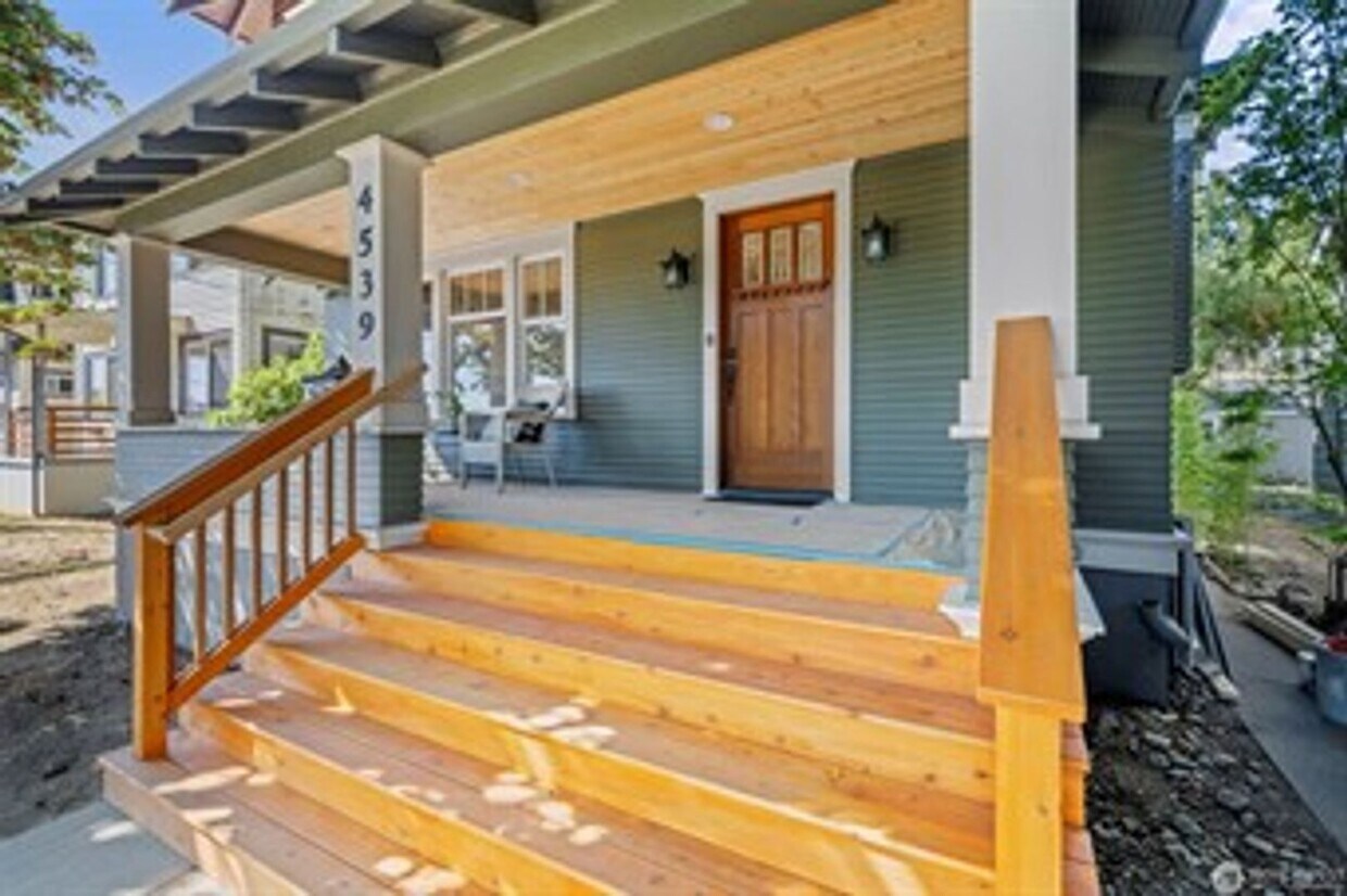 Primary Photo - Grand 4 bedroom Wallingford Home with Nann...