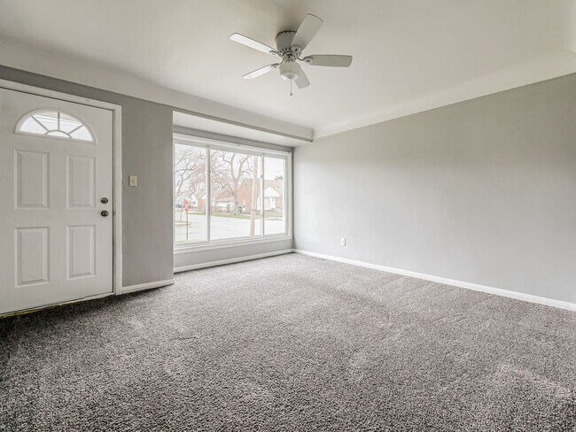 Building Photo - Welcome to this charming 3-bedroom, 1-bath...