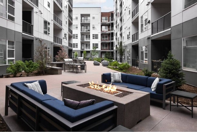 Building Photo - The Lincoln