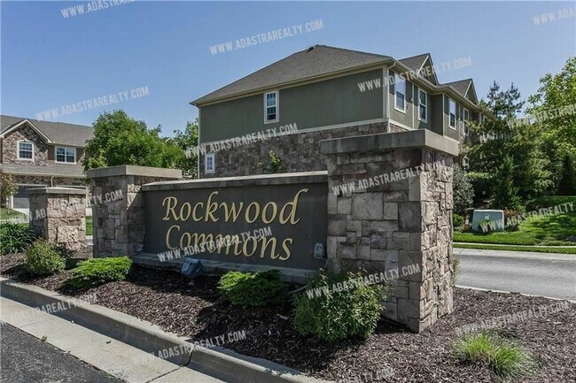 Foto del edificio - Like New Blue Valley Townhome-Available NOW!!
