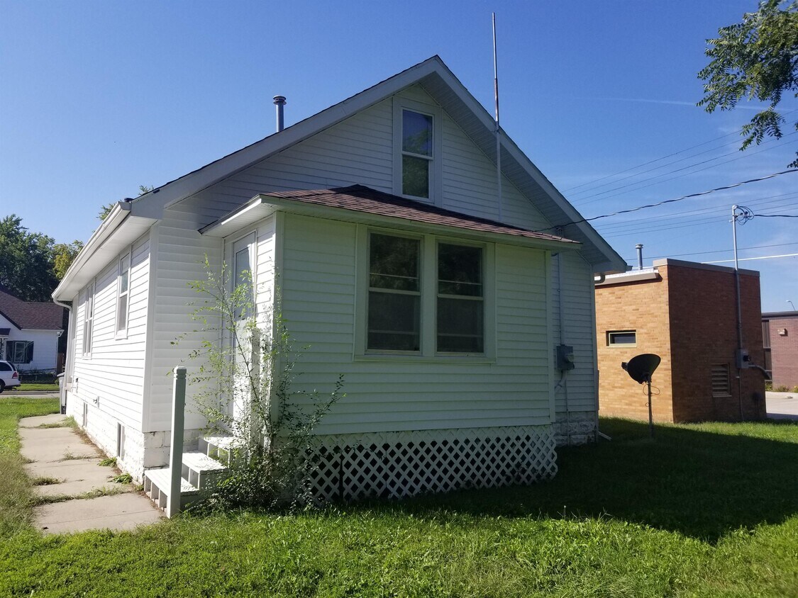 Primary Photo - 109 E Phillip Ave