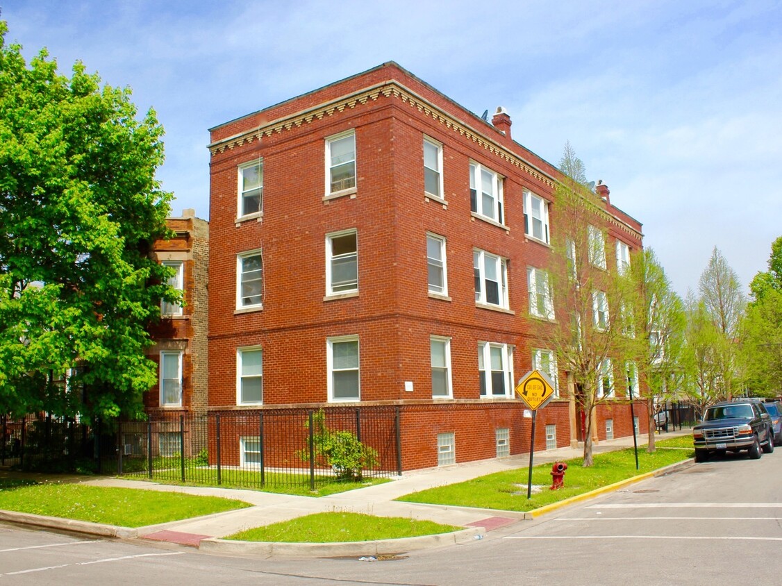 Primary Photo - 1904 N Lawndale Ave