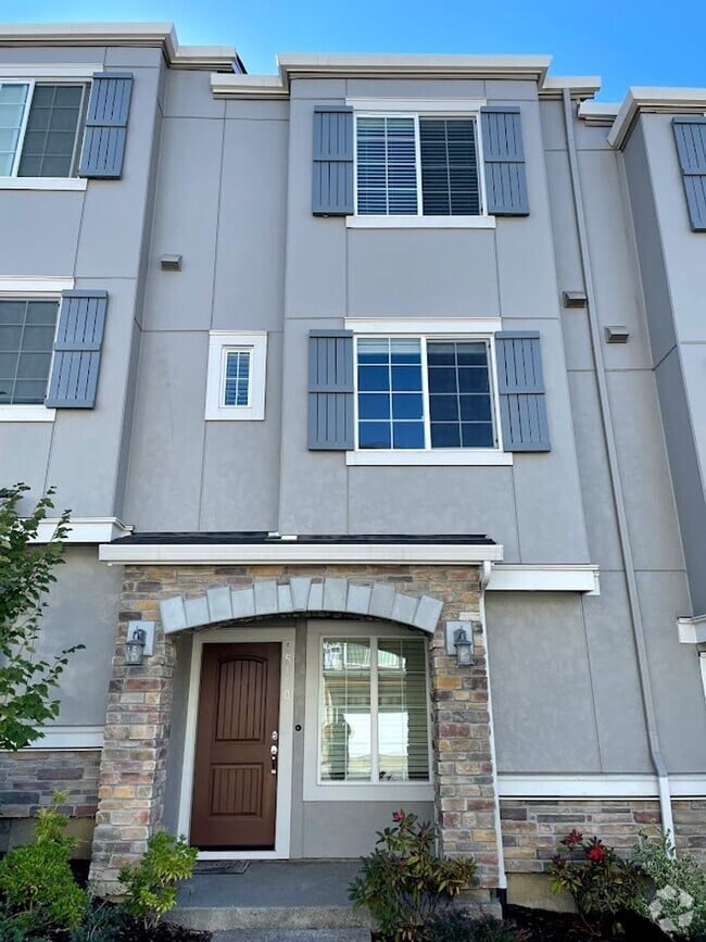 Building Photo - 15170 NW Fig Ln