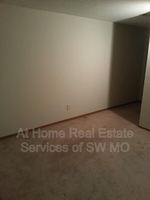 Building Photo - 2856 S Rogers Ave