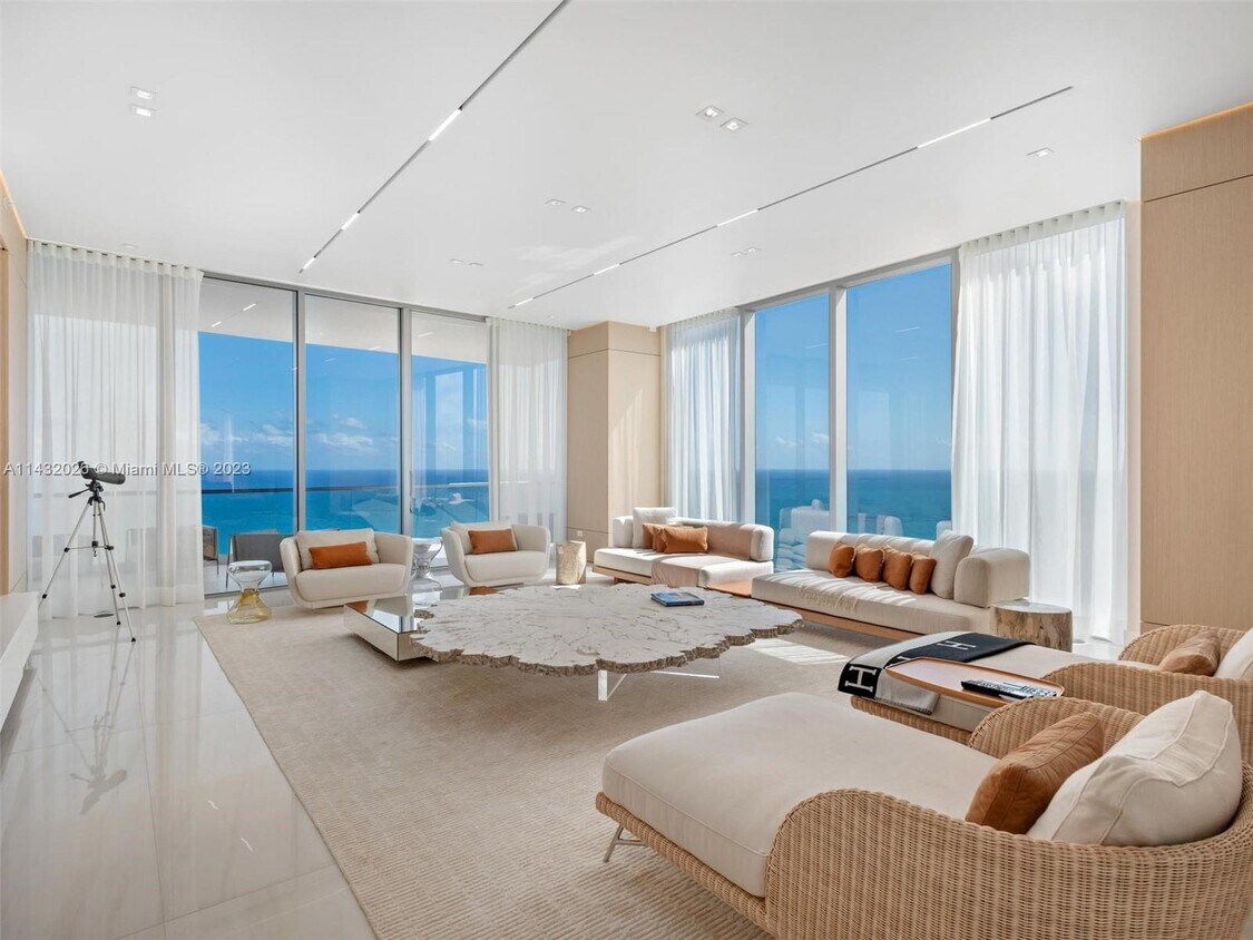 Foto principal - 18501 Collins Ave