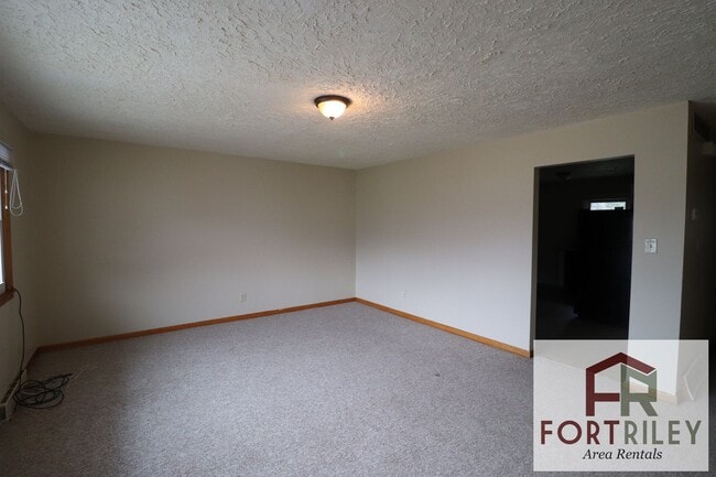 Building Photo - 519 Maple St