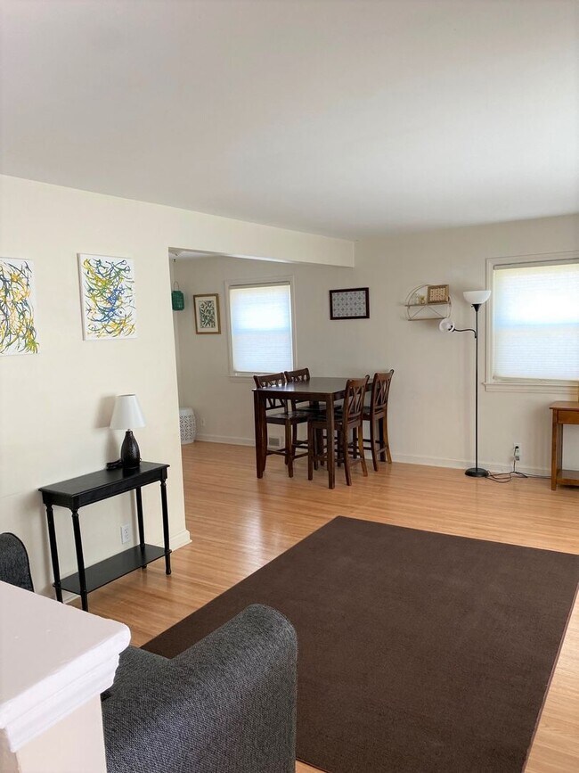 Building Photo - Fully Furnished 5 bedroom 1.5 Bathrooms St...