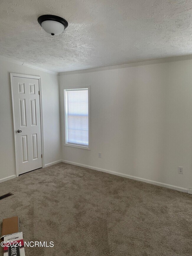 Building Photo - 190 Stella Rd