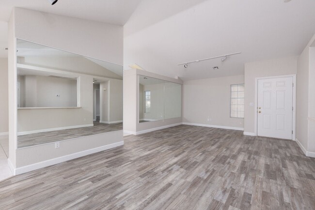 Foto del edificio - 3-bedroom, 2-bathroom home with a double car garage located in a non-HOA area