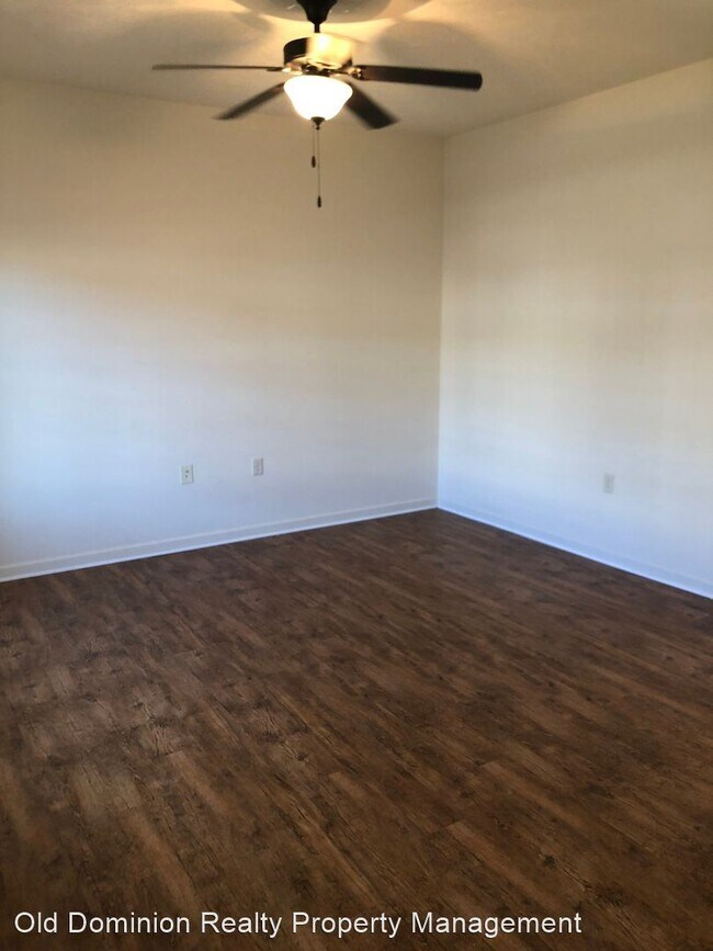 Building Photo - 3 br, 2.5 bath House - 1058 Wellington Drive