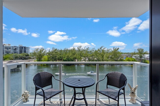 Peaceful water view's - 1401 N Riverside Dr