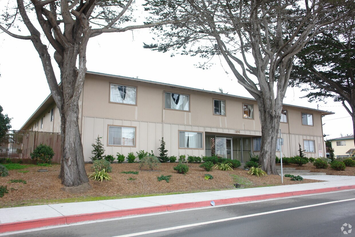 Primary Photo - 3100 Crescent Ave