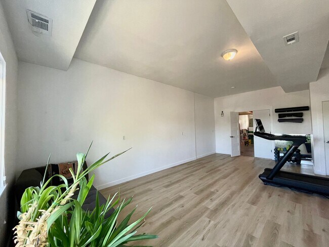 Building Photo - Spacious 2 Bed 2.5 Bath + Bonus Room Townh...