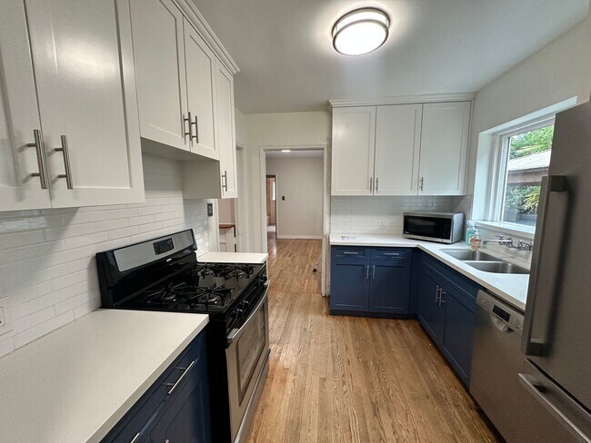 Foto del edificio - 3 Bedroom Home with Huge Backyard