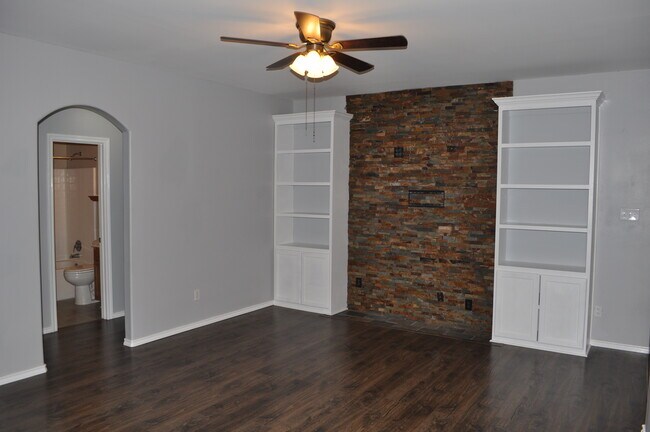 Sala de estar - 705 Katy Ln