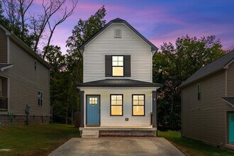 Building Photo - 925 Oak Ln