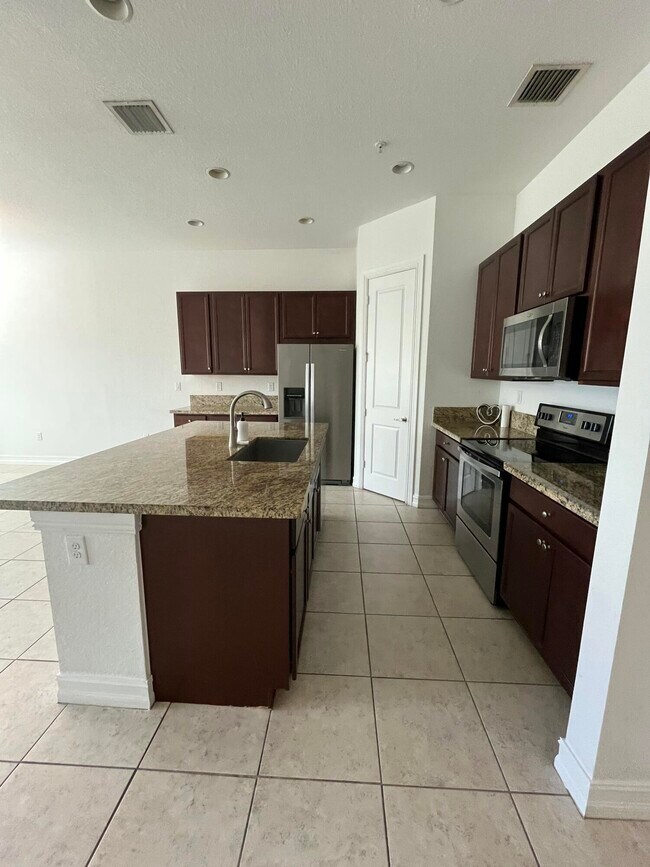 Building Photo - 1393 SW 115th Ave