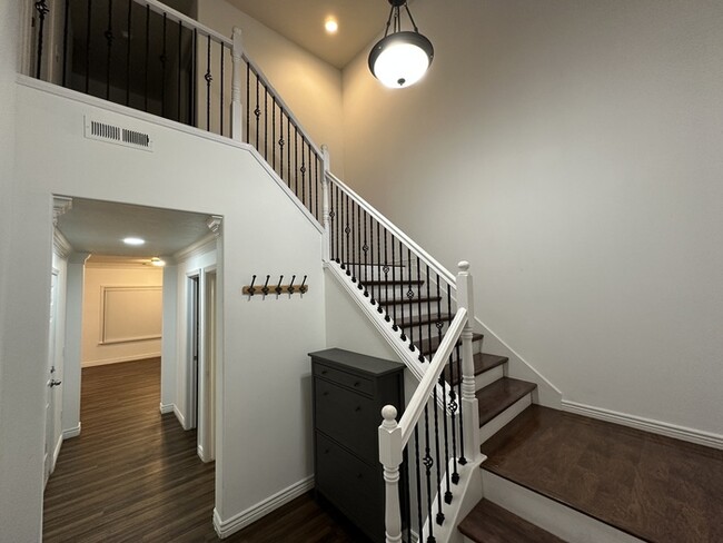 Building Photo - Spacious 4 bedroom townhome!