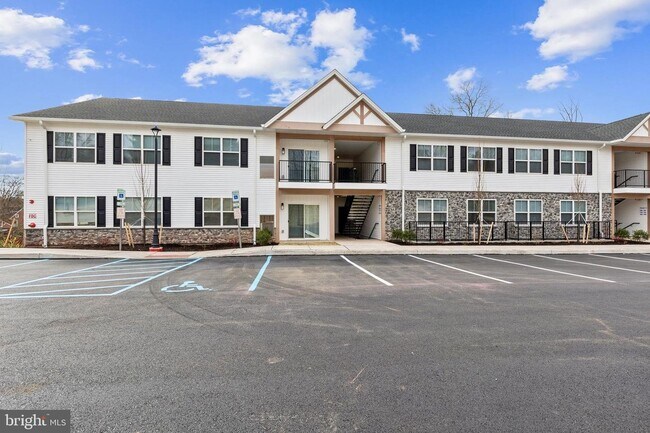 Building Photo - 905 Forest Ln