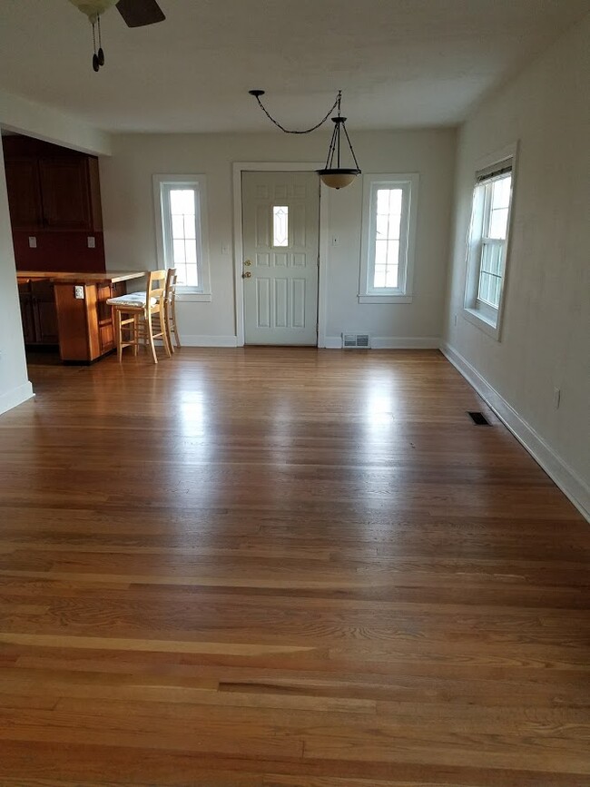 Living/dining room - 3400 Tower Ln