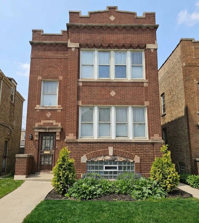 Photo - 5040 N Parkside Ave (Chicago, IL) Apartment