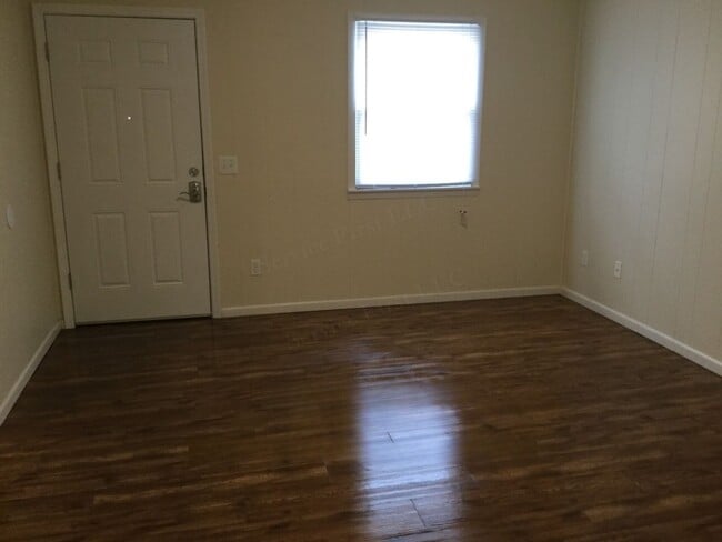 Foto del edificio - Auburn St 4-Plex