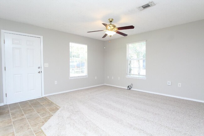 Building Photo - North Pensacola 3/1 patio home!