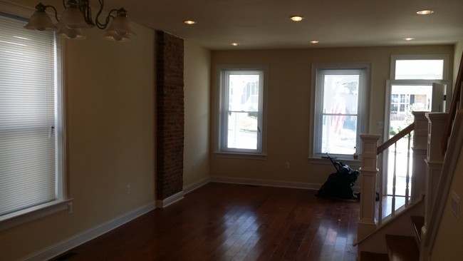 Building Photo - 143 E 9th Ave