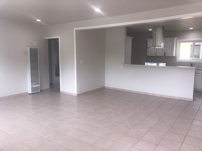 Living room/dining - 5461 Kingsley St