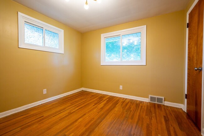 Building Photo - 1158 Woodstock Ave