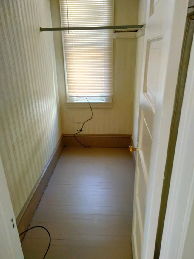 vestidor - 6002 Fleet Ave