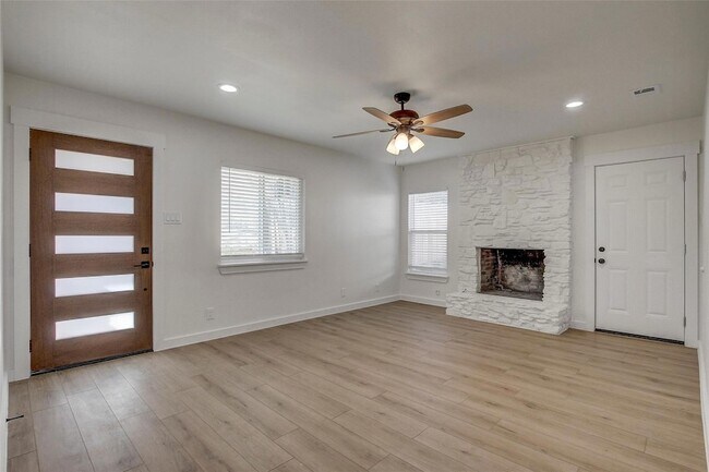 Foto del edificio - 1402 Valleyridge Cir