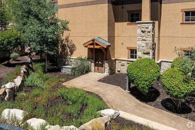 Entrada del edificio - Sunrise at Escala