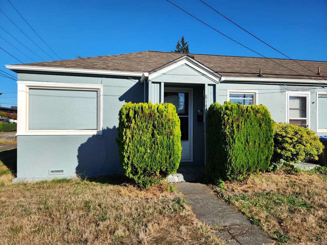 Primary Photo - Cozy 2 Bedroom Duplex With Detached Garage