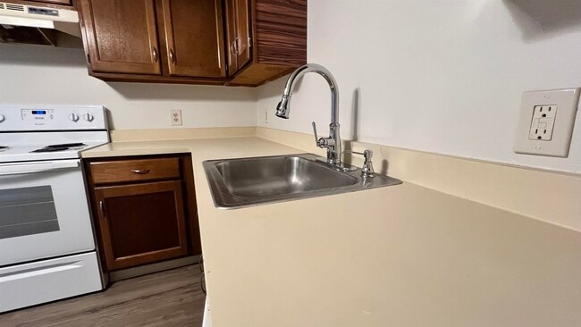 Building Photo - 12 East Side Dr