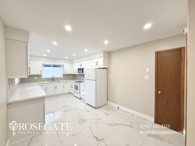 Photo du bâtiment - Charming 3-Bedroom Home with Balcony & Sha...