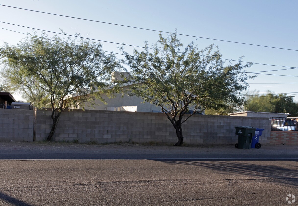 Foto del edificio - 2645 N Dodge Blvd