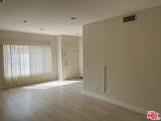 Foto del edificio - 12375 Osborne Pl