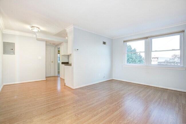 Foto del edificio - Bright 1 Bed/1 Bath in Hill East! Parking + Storage Included