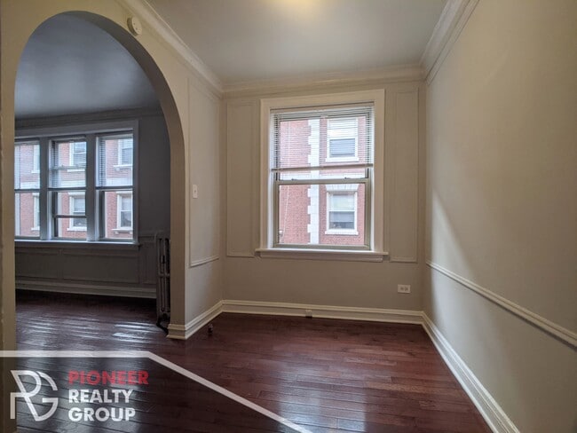 Building Photo - 542 W Surf St