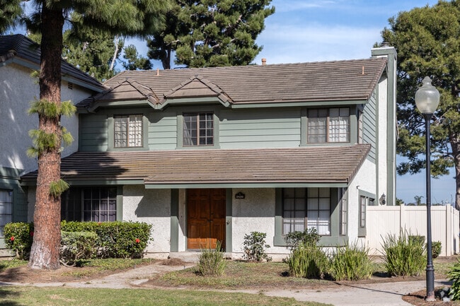 Silverado Townhomes has well appointed residences in College Park Oxnard.