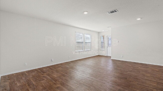 Foto del edificio - 6819 Rondo Measure