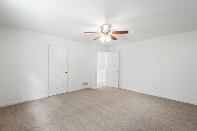 Foto del edificio - AVAILABLE OCT 1ST! 2-BEDROOM TOWNHOME IN N...