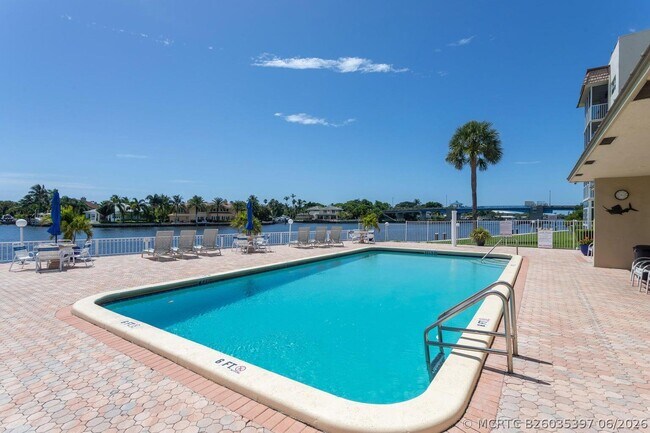 Foto del edificio - 650 Snug Harbor Dr