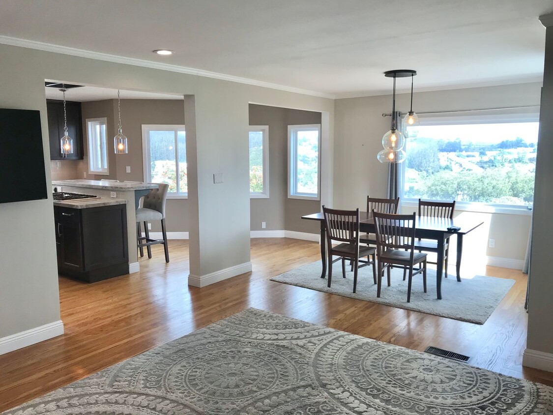 Primary Photo - Modern 3BR+Den / 2BA Home W/Indoor & Outdo...