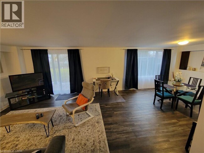 Photo du bâtiment - 290 Fairway Rd N