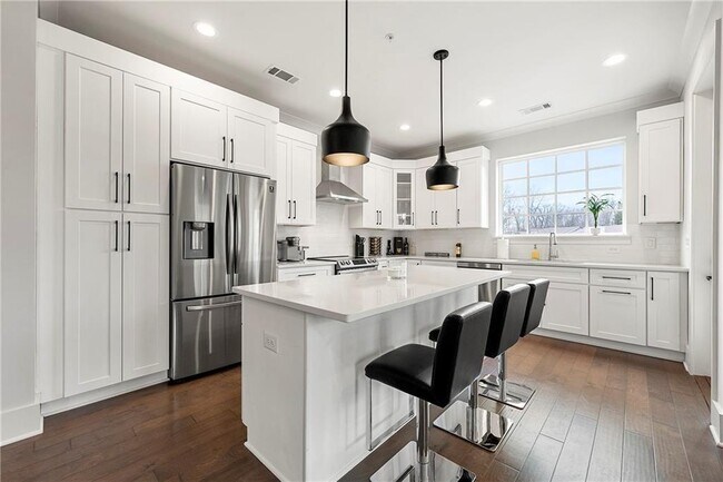 Foto del edificio - 6890 Peachtree Dunwoody Rd NE